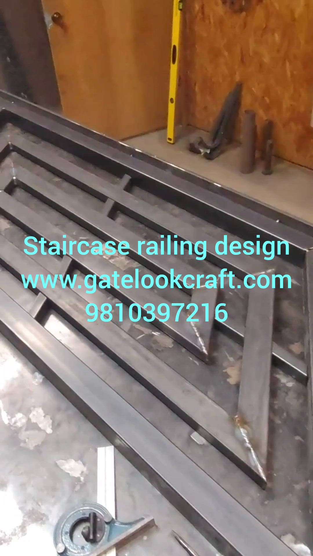 Staircase railing design by Hibza sterling interiors pvt ltd #gatelookcraft #railing #staircaserailing #staircase #balconyrailing
