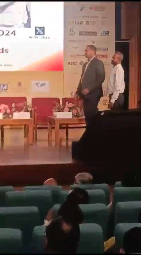 राष्ट्रीय स्तर पर आयोजित विश्वकर्मा मीटिंग दिल्ली में  राष्ट्रीय कांट्रेक्टर  अवार्ड प्राप्त करते हुए

मुकेश कुमार कुमावत
श्री राधे गोविन्द कंस्ट्रक्शन 
992852472, 9829510731