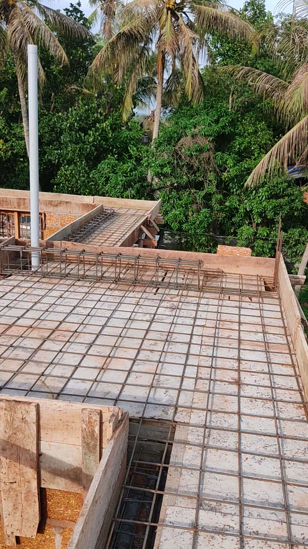 Ongoing Project at Kakkad, Kannur

 #CivilEngineer  #civilconstruction  #HouseConstruction  #constructionsite  #ContemporaryHouse  #shuttering_work  #workinprogress  #Sunshade  #lintel  #sitestories   #concrete  #Kannur  #deonethreedesigns