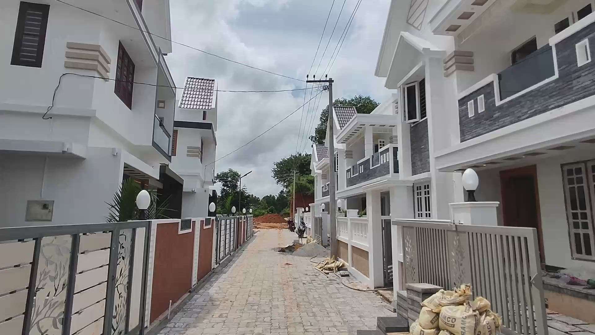 New villa for sale in Kakkanad, 4.5 cent, 2000 sq ft, 4 bhk, 78 lakhs
contact us 9400986063
for full video visit our YouTube channel valiyaparambil properties
