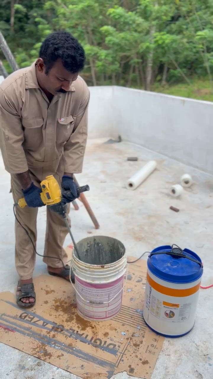 Mixing 5Kg Cement, SBR Latex 1Liter and Water 2 Liter