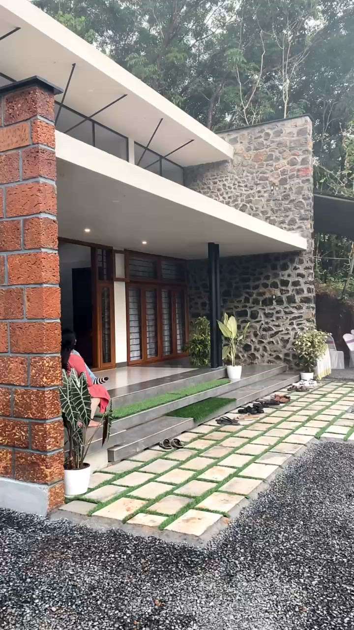 1800/3bhk/Contemporary style
/single storey/Kannur

Project Name: 3bhk,Contemporary style house 
Storey: single
Total Area: 1800
Bed Room: 3bhk
Elevation Style: Contemporary
Location: Kannur
Completed Year: 

Cost: 35 l;akh
Plot Size: