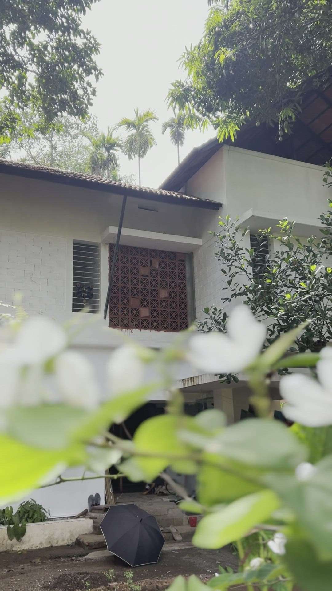 'Swasthi' the breathing house - renovation project taking shape in Manjeri embracing the paddy land and built with 100% reused materials including used wood, stone, tiles and mud jalis.

#KeralaStyleHouse #naturefriendlydesign #budget_home_simple_interi