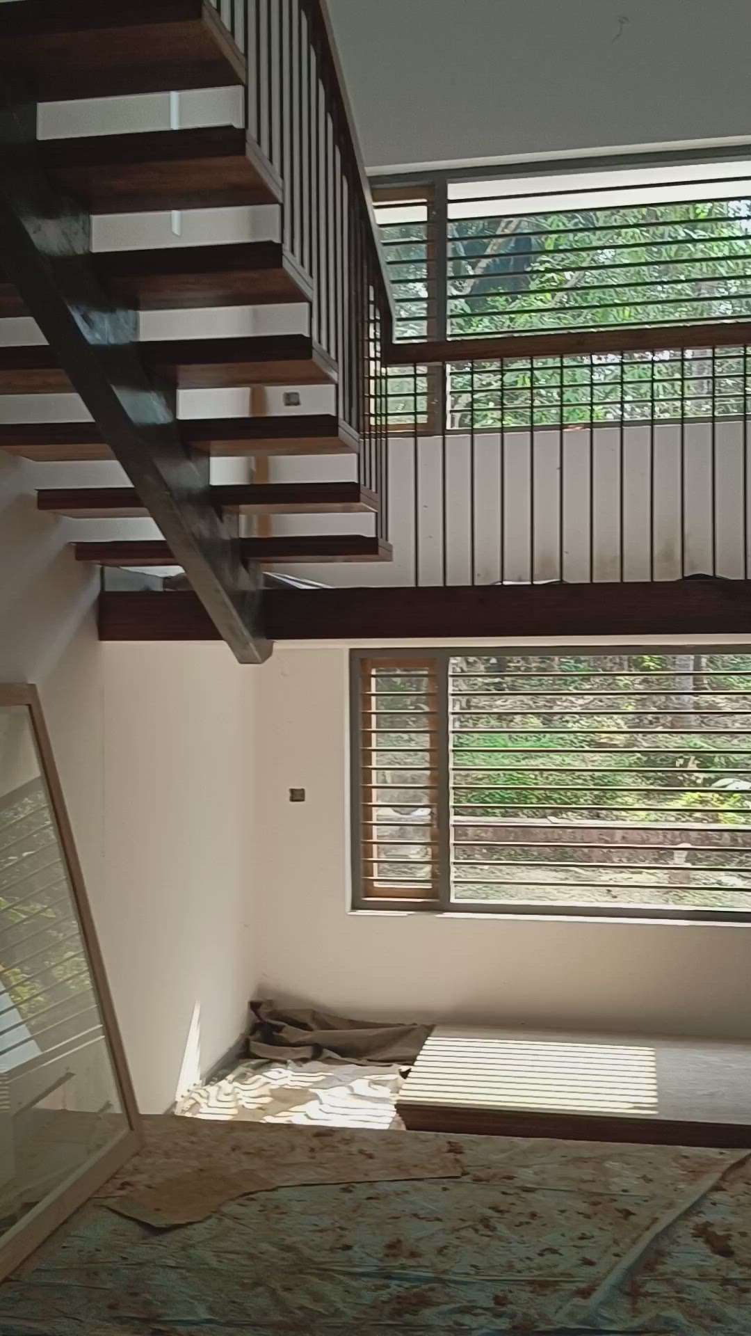 Single stringer staircase
ഇന്റീരിയർ വർക്കുകൾ അതിന്റെ മാക്സിമം ക്വാളിറ്റിയിൽ ചെയ്തു കൊടുക്കുന്നു
9496361476

 #InteriorDesigner
 #Architectural&Interior
 #StaircaseDesigns
#simplestylehomeplan