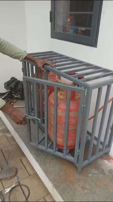 gas cylinder cage