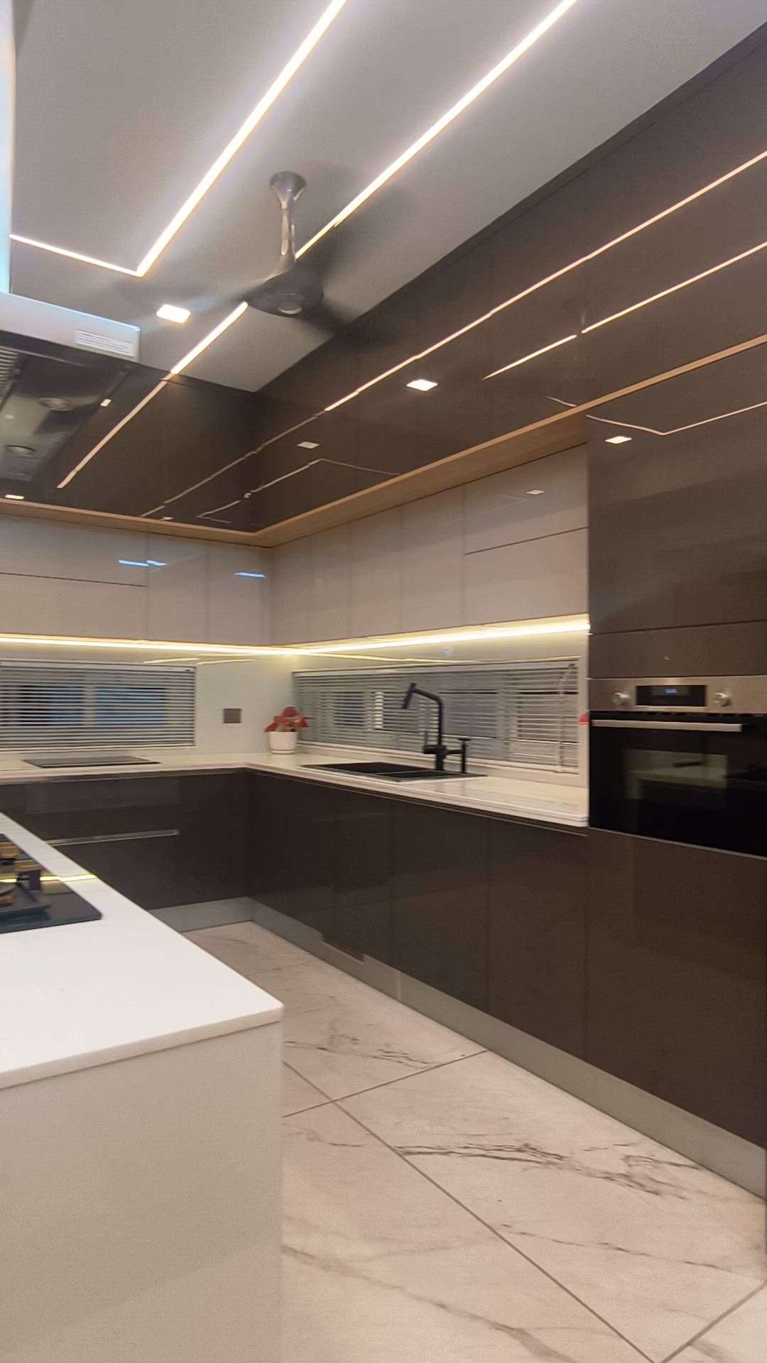 Completed Project at Anayadi
Modern Kitchen with glass cabinets #completed_house_project #islandchimney #islandkitchen #modernkitchen #ModularKitchen #LUXURY_INTERIOR #luxurykitchen