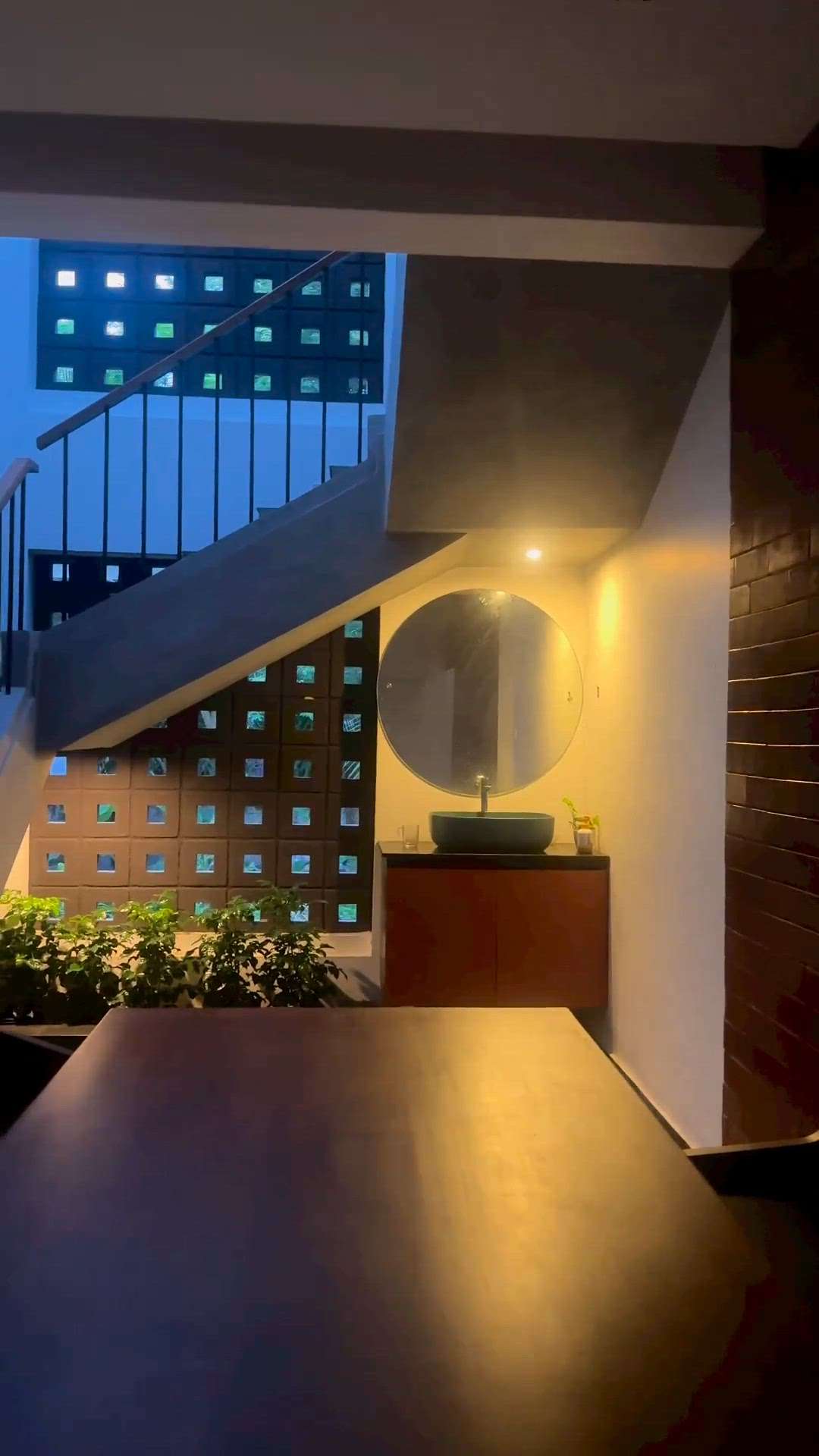 smriti🍃
Residence completed
kollam
Renovation.
 #Architect  #HouseRenovation  #KeralaStyleHouse #tropicaldesign  #InteriorDesigner  #Architectural&Interior  #StaircaseLighting