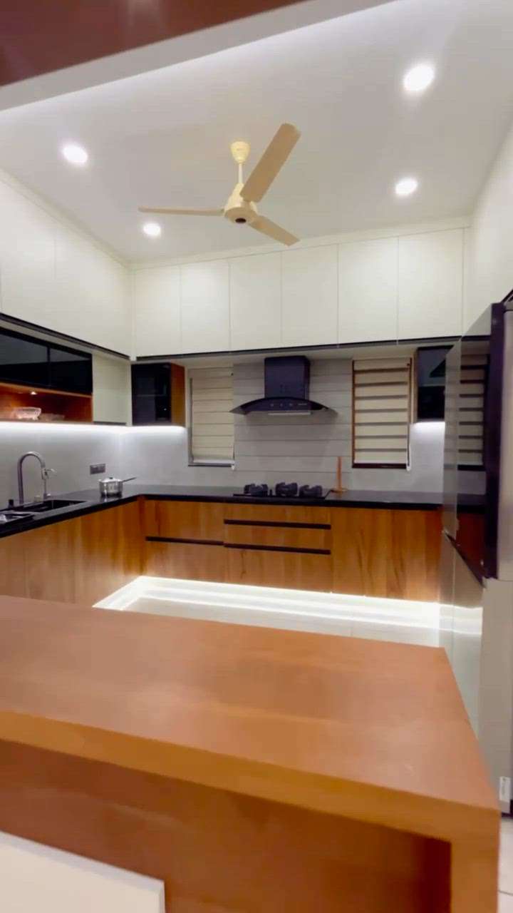 #ModularKitchen  #modularkitchenkerala  #InteriorDesigner  #interiores  #homeinteriordesign  #Designs