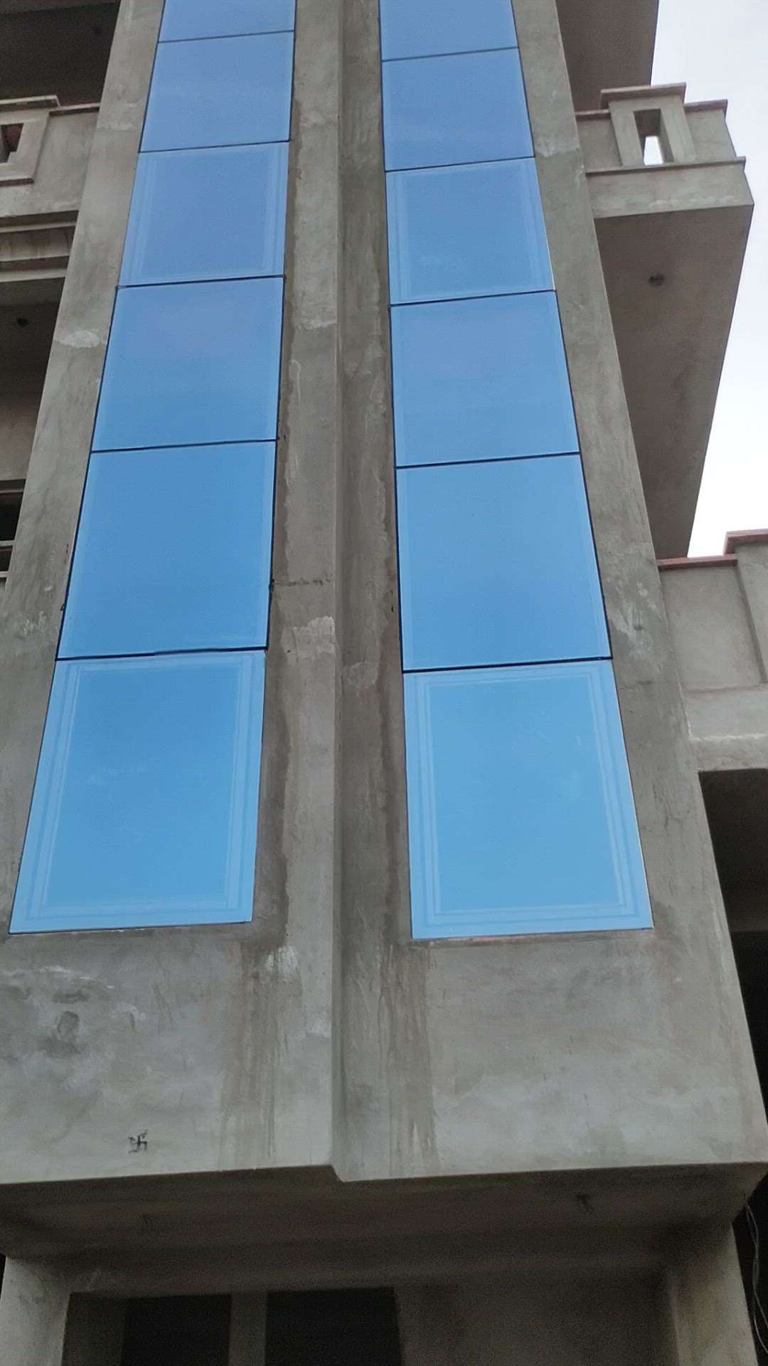 Front glass elevation done!!
Structural Glazing Done!!
  #glazing 
 #ElevationHome 
 #frontglazing 
 #glazing 
 #glassglaszing 
 #exteriordesigns 
 #house_exterior_designs 
 #glasswork 
 #aluminiumworks