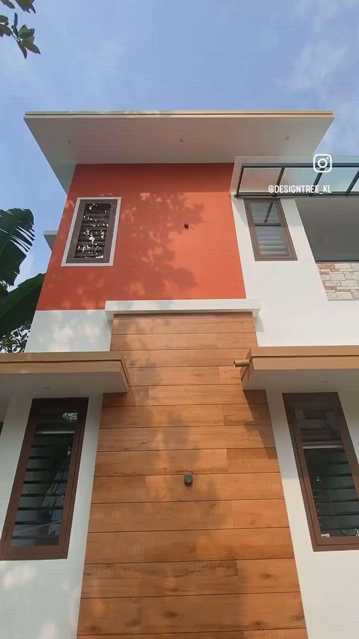Contemporary home @athirampuzha, Kottayam.  #architecturedesigns  #homedesigningideas  #homearchitecture  #HouseDesigns  #housedesignideas  #minimalist  #Kottayam  #CivilEngineer