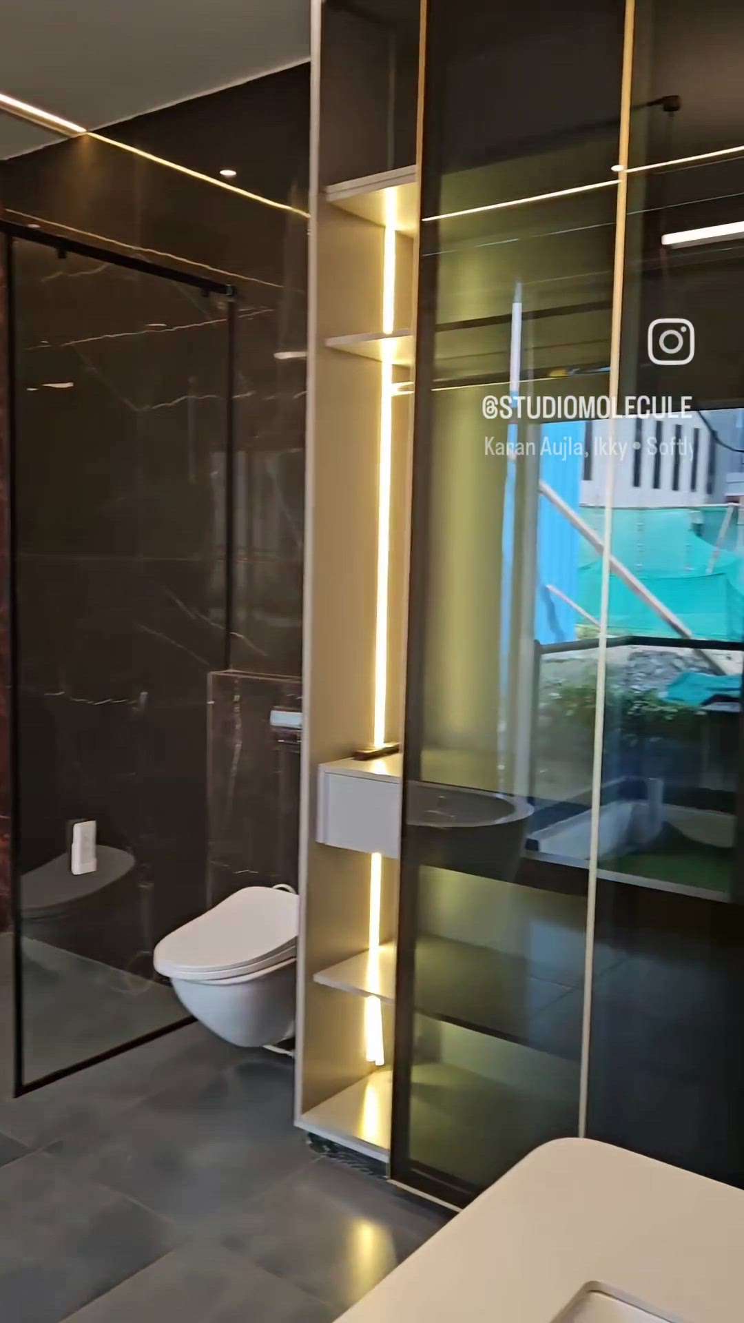 Luxury washroom design and execution by Molecule Studio.  #LUXURY_INTERIOR #luxuryhomedecore #Washroom #WardrobeIdeas #BathroomStorage #BathroomDesigns #BathroomRenovation #bathtub #vanity #mirror