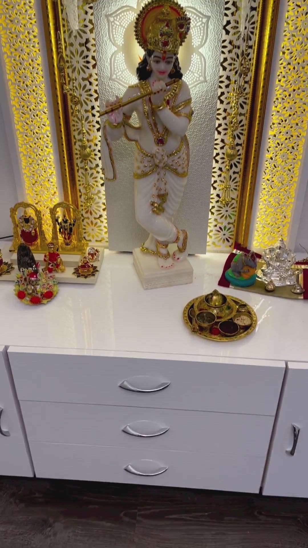 Prayer Room (Indian Mandir) Pooja Ghar
-Comment Down Which One Is your Favourite.
-Like, Share With Your Friends.
-We Provide Pan India Services
-Dm For Reasonable Rates.
-For Construction And Home Designs.
-We Do Vastu Work Also.
.
.
#Prayerrooms #mandir #Designs #templedesign #HomeDecor
