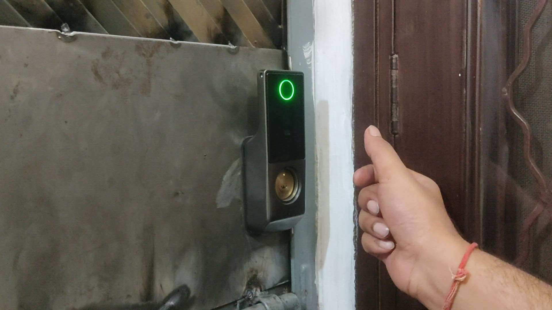 Smart metal door lock Installation, you can unlock it with your fingerprint, RFID, password, mechanical key, mobile app.

Install by BytBots Team

#smartdoorlock 
#smarthomeautomation 
#bytbots 
#homeautomationexperts