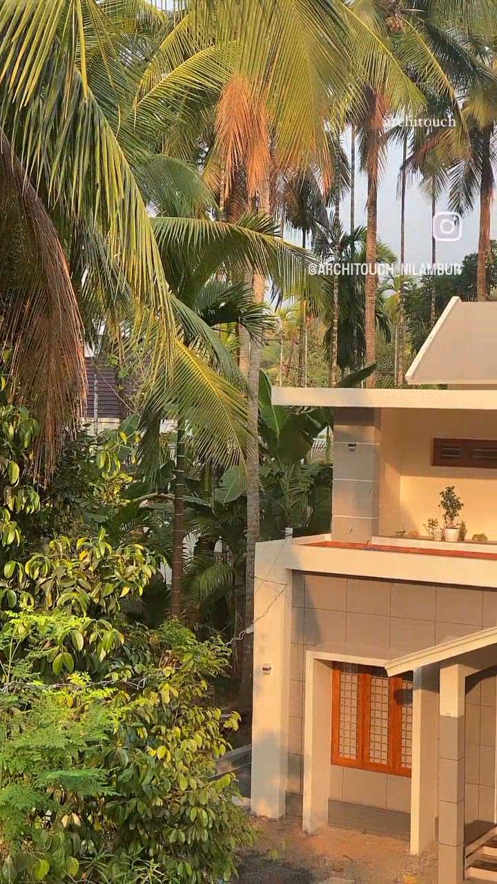 6 വർഷം മുൻപ് ഒറ്റ നിലയിൽ structuril  നിർത്തിവച്ച വീട്‌, പിന്നീട് മുന്നിൽ ചെറിയ മാറ്റങ്ങൾ വരുത്തി. ..മുകളിലോട്ട് മറ്റൊരു നിലയും നിർമിച്ചു. സെമി contemporay കോൺസെപ്റ്റിൽ ആണ് ഈ വീടിന്റെ എലിവേഷൻ ! !!! 2300 sq feet @@ 4 Bed Rooms
Location - Kalikavu. Malappuram
Owner - Shanavas