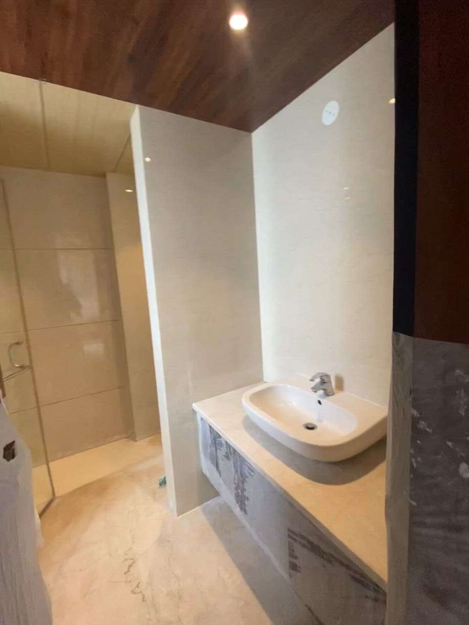 Bathroom with HPL false ceiling 
#bathroomdesign#hplfalseceiling#interiorarchitecture#tiles#residential#delhiinteriors#luxuryinteriors#construction