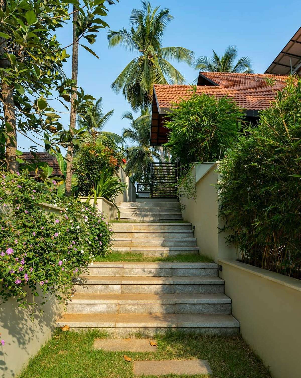 Exterior, Outdoor, Wall, Staircase Designs by Architect shakir muhammed, Kozhikode | Kolo