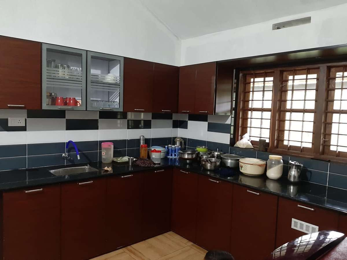 Kitchen, Storage Designs by Interior Designer ഇന്റീരിയ പ്ലാന്റ്സ്, Wayanad | Kolo