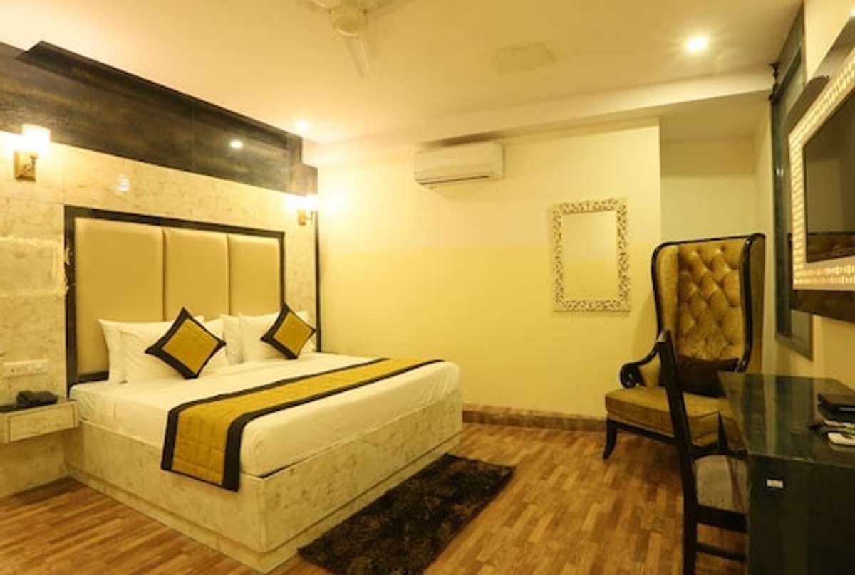 Furniture, Storage, Bedroom, Wall, Lighting Designs by Contractor Taha Mohammad, Delhi | Kolo