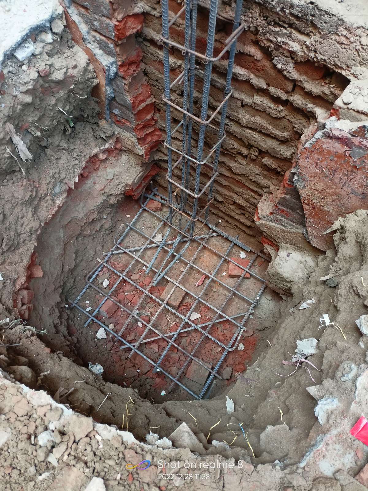 16 mm ke 6 sariye ka colum aur gali se kam se kam 4 foot gahrai main colum khode jaenge or base me 3*3 ki jaali daali jayegi 
