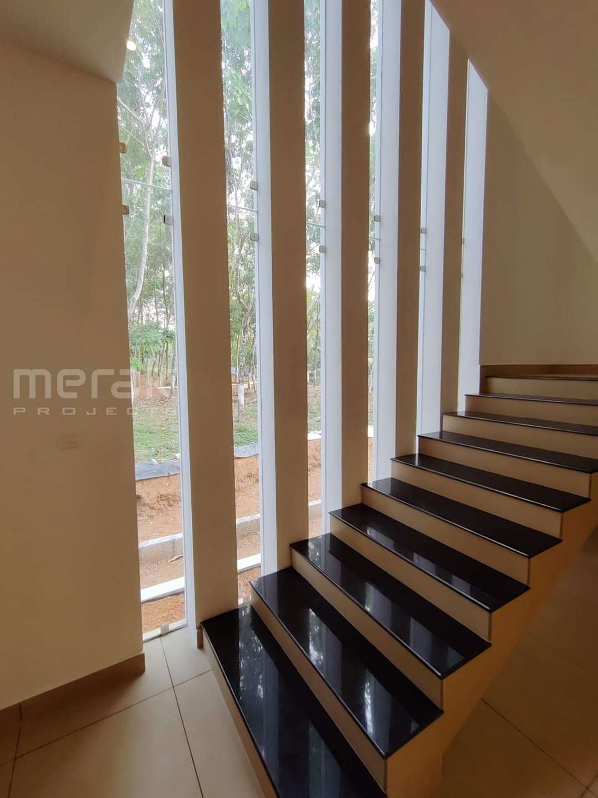 long fixed windows or openable windows.... but open chyan pattum ennu orappu akkanam for maintenance