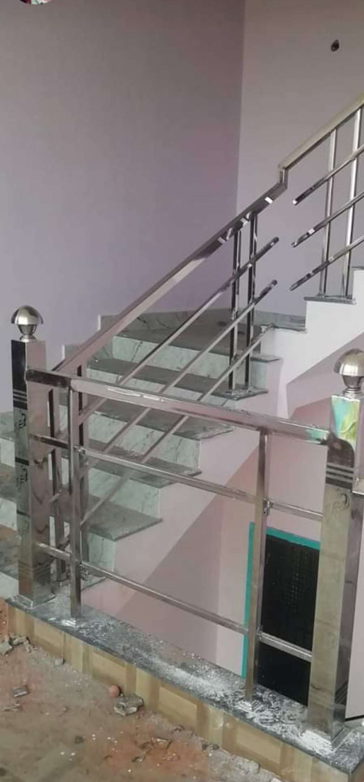 sar steel railing lagwana hai kya