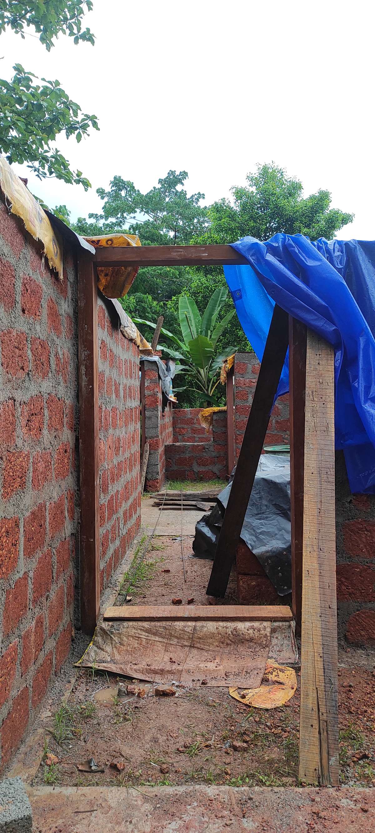 eth master bedroom anu..  front doorinu nere arunnu door... but bedroominu oru privacy ktumello ennu vechittanu angane charich vechath