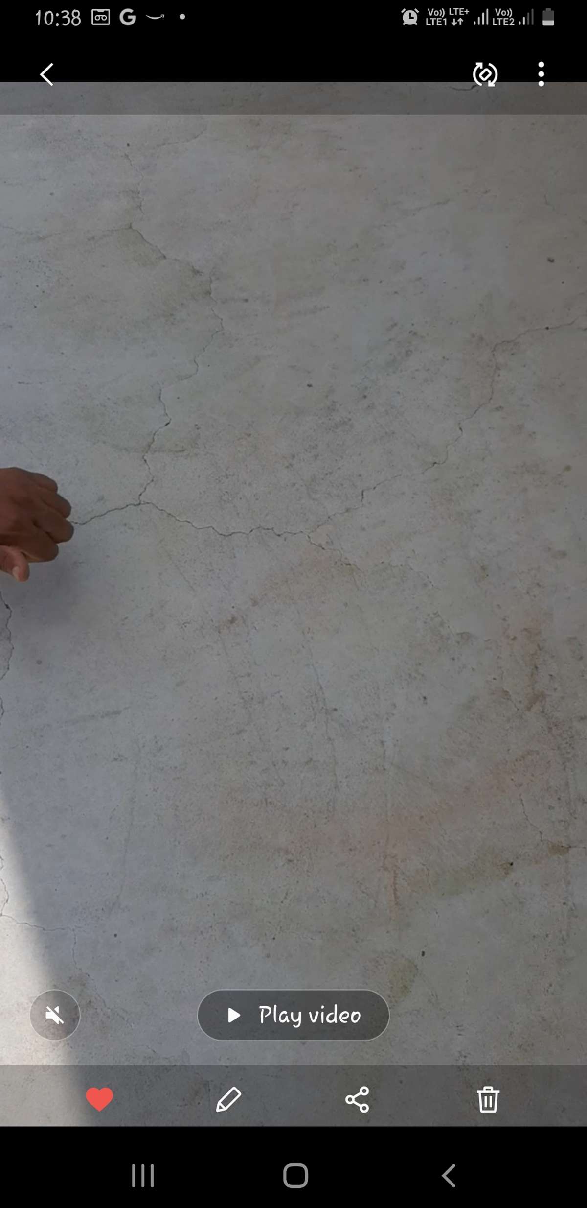 കോൺക്രീറ്റിന് മുകളിൽ plastering ചെയ്തിട്ടുണ്ടെലും പലപ്പോഴും ചൂടിന്റെ ആഘാതം കാരണം ഇത്തരത്തിലുള്ള ക്രാക്സ് വരാനും അതിനകത്തുകൂടെ വെള്ളം കെട്ടി നിൽക്കാനും അത് ഈർപ്പം താഴേക്ക് പോവാനും സാധ്യത വളരെ കൂടുതലാണ്. അതിനാൽ മുകളിൽ പ്ലാസ്റ്റർ ചെയ്ത ഏരിയ ഒന്ന് പരിശോധിച്ച ശേഷം ആവശ്യമെങ്കിൽ അവ പൊട്ടിച്ചു നീക്കി പഴയ കോൺക്രീറ്റും പുതിയ തേപ്പും തമ്മിൽ പിടുത്തം കിട്ടാൻ ഒരു ബോണ്ടിംഗ് ഏജൻറ്(SBR) ഉപയോഗിച്ചുകൊണ്ട് ഒന്ന് റീപ്ലാസ്റ്ററും ചെയ്താൽ ശരിയാക്കി എടുക്കാവുന്നതേയുള്ളൂ.