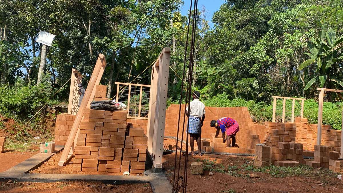 ലോക്ക് കട്ട നല്ലതാണ് താങ്കൾ ഉദ്ദേശിക്കുന്ന കട്ട ഏതാണ് മൺകട്ട ഉണ്ട് സിമൻറ് കട്ടയും ഉണ്ട്