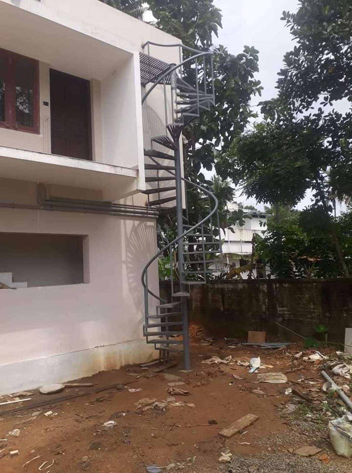 ഇതാണ് spiral staircase സ്ഥലപരിമിതി ഉള്ളവർക്ക് ഇത് നല്ലത് ആണ് 