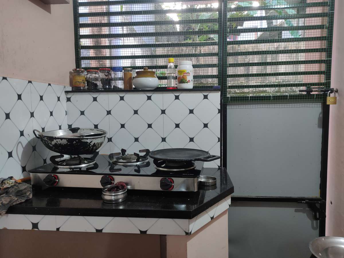 stove ൽ നിന്നും പാത്രങ്ങൾ ഇറക്കി വയ്ക്കുന്നതിന്.