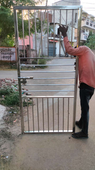 Stainless steel gate done!!
Light weight SS finish gate done!!
Safety plus security both matters!!
 #GlassHandRailStaircase 
 #stainlesssteelgate 
 #sswork 
 #ssfittings 
 #ssdoors 
 #sssaiftygates 
 #ssgatesfabrication 
 #ssgates