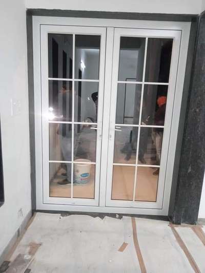 openable door with zourgen baar