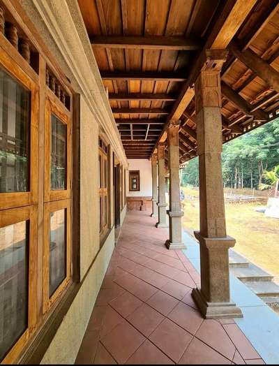 #TraditionalHouse  #modernarchitect  #keralastyle  #keralaarchitects  #architecturedesigns  #WoodenCeiling  #slatestone  #materialblending