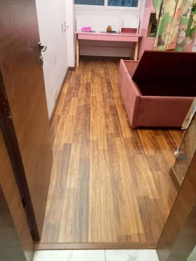 ST 081 
Laminate wooden Flooring
*AC4, HDF Bord , Thiiknes 8mm, 7 year Warranty
colour fade and wear lear*