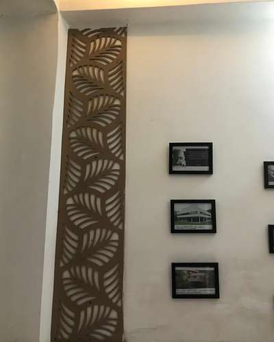 Wooden jaali laser cut panelling with monstera plant leaf motif detailing gives a combination of minimalistic architecture with landscape detailing.

#Architecture #interiors #renovation #construction #details #panelling #photography #inspiration #lighting