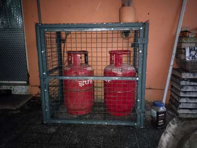 cage for gas cylinders