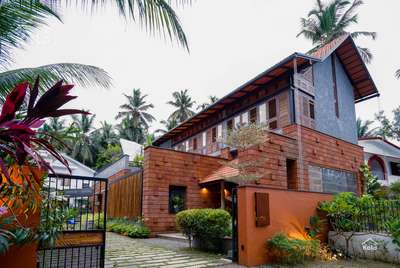 3300 Sqft | Thalassery

Project Name: Vibes
Home Owners: Mr. Shameer & Mrs. Sherbeeni
Category: Residential
Area: 3800 Sqft
Location- Thalassery, Kerala

Architects: @de_earth_architects

Videography: @studio_bluehour
Kolo Anchor: Sannya N

"Vibes" - ഏറെ ആകർഷണീയമായ വിന്റേജ്, റസ്റ്റിക് തീമിൽ 3300 sq.ft ൽ അതിമനോഹരമായ വീട് തലശ്ശേരിയിൽ. ഭൂരിഭാഗവും നാച്ചുറൽ മെറ്റീരിയൽസ് ഉപയോഗിച്ച് ഗംഭീരമായി ഡിസൈൻ ചെയ്തത്.

ലാറ്ററേറ്റ് കല്ലിന്റെ ചുവപ്പ് ഈ വീടിനെ ആകെ പോതിഞ്ഞിട്ടുണ്ട് എങ്കിലും ലാറ്ററേറ്റ് കല്ല് മാത്രമല്ല സിമന്റ് ടെക്സ്ചറുകൾ, തന്തൂർ കല്ല്, കടപ്പ കല്ല്, ആത്തങ്കുടി ടൈൽ തുടങ്ങിയ വ്യത്യസ്തങ്ങളായ നിർമ്മാണസാമഗ്രികളുടെ സമ്മേളനം തന്നെയാണ് ഈ വീട്.

Kolo - India’s Largest Home Construction Community 🏠

#fyp #reelitfeelit #koloapp #veedu #homedecor #enteveedu #homedesign #keralahomedesignz #nattiloruveedu #instagood #interiordesign #interior #interiordesigner #homedecoration #homedesign #home #homedesignideas #keralahomes #homedecor #homes #homestyling #traditional #kerala #hometours