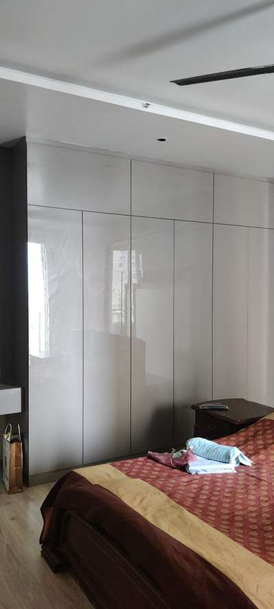 wardrobe with glass shutter as per ur requirement