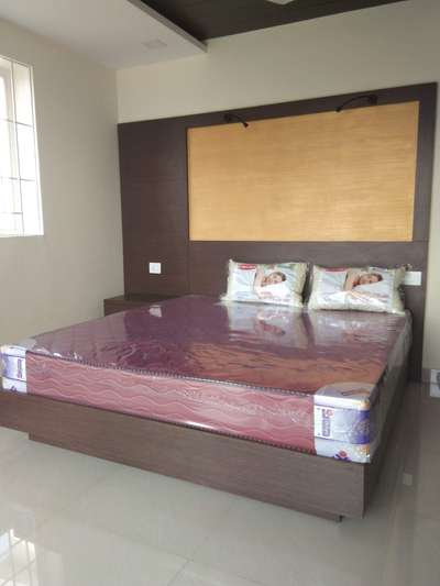 cot with head board