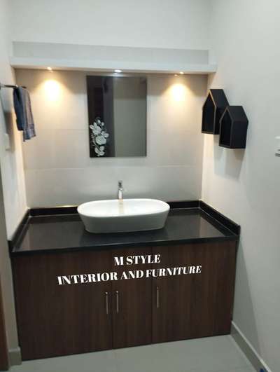 wash basin counter with mirror