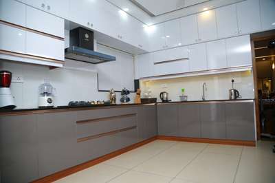 *Modular Kitchen *
Trending modular kitchen with 710 BWP grade Marineply wood with 1 mm mica laminate finish.