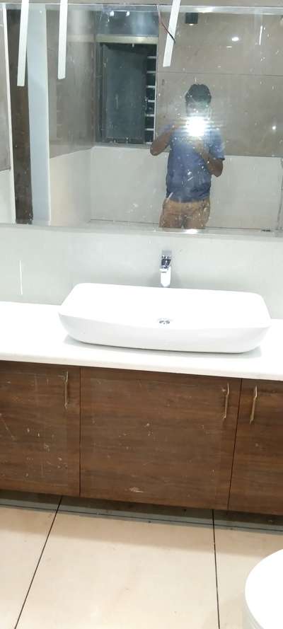 yha bath room me complite  baal heg site high floor diverter table top wash basin Italian marble mein install karke Di gai hai#