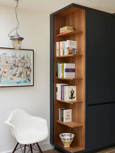 🔰DESIGN REFERENCE : A small reading space near Wardrobe : Convert Wardrobe's corner for a book shelf.
.
.
.
 #WardrobeIdeas #bookshelves #BedroomDecor #HomeDecor
