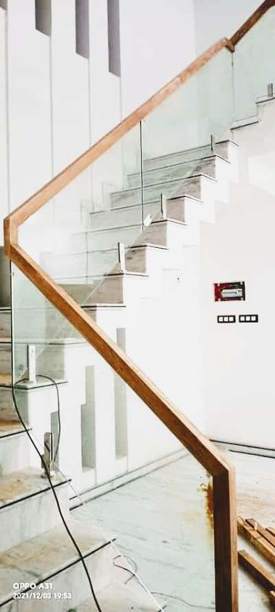 New work; Teakwood Handrail tempore glass
#StaircaseDesigns  #GlassHandRailStaircase  #teakwood #temporglass #homedesigns