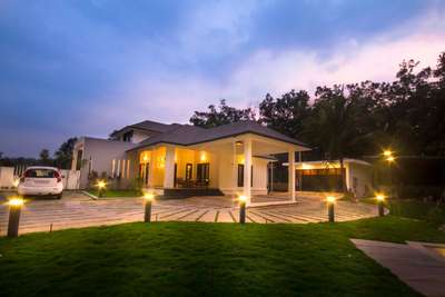 #KeralaStyleHouse #piantaprojects #peravoor #greenary #HouseConstruction #qualityconstruction #fastwork #kerala_architecture #bestconstructioncompany