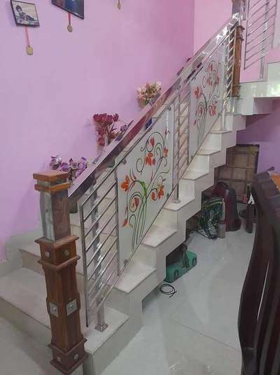 *glass stair railing *
10 mm glass 40/40 mm square top 16 gej 304 grade with installation....
