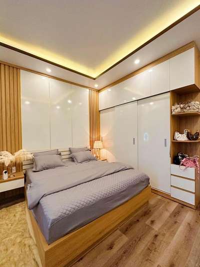 #BedroomDesigns #MasterBedroom #KingsizeBedroom #bedroominterio #wallpenelling #walldesignes #wadrobedesign #SlidingDoorWardrobe #furnturedesign_work_karane_ka_liya_contact_kare_8077543050