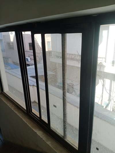 Bombay sledding window