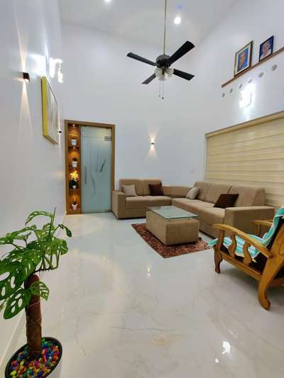 #LivingroomDesigns #LivingRoomSofa #LivingRoomPainting #KeralaStyleHouse #keralahomeplans #architecturedesigns #ModularKitchen #modularwardrobe #moderndesign #koloapp #kolomaterials