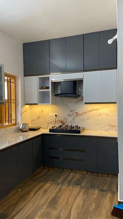 Beautiful Aluminum Kitchen designs❣️Budget friendly modular kitchen designs. #InteriorDesigner #LivingRoomInspiration #KitchenIdeas #ClosedKitchen #LShapeKitchen #KeralaStyleHouse #KitchenCabinet #ModularKitchen #_aluminiumdoors #interiorcontractors